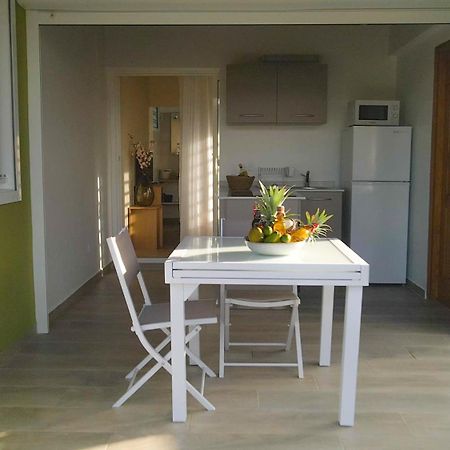 Studio Avec Piscine, A 3 Minutes A Pied Des Plages Sainte-Anne  Exterior photo